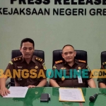 Kajari Gresik, Nana Riana (dua dari kanan), saat memberikan keterangan pers. Foto: SYUHUD/BANGSAONLINE
