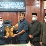 Pimpinan dewan saat menyerahkan Draft Rapeda LKPj TA 2021 kepada Wali Kota Mojokerto, Ika Puspitasari.