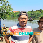 Koordinator Paguyuban Penambang Pasir Tradisional Semampir-Mojoroto, Marlan, saat memberi keterangan kepada awak media. Foto: MUJI HARJITA/BANGSAONLINE