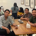 Diskusi antara komunitas Urbaning for Center Studies dengan anggota DPRD Surabaya.