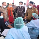 Bupati Gresik, Fandi Akhmad Yani, saat meninjau gelaran vaksin kerja sama dengan Pasar Modal Indonesia. Foto: SYUHUD/ BANGSAONLINE.com