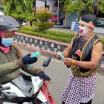 Wayang orang yang dihadirkan Satlantas Polres Ngawi saat membagikan masker kepada pengguna jalan.
