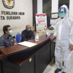 Tim Bapaslon Perseorangan Yasin-Gunawan saat mendatangi undangan kantor KPU sambil mengenakan baju hazmat.