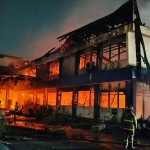 Kondisi Kantor DPRD Kota Kediri yang ludes dibakar massa. Foto: MUJI HARJITA/ BANGSAONLINE