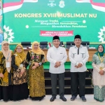 Ketua Umum PBNU, Yahya Cholil Staquf atau yang akrab disapa Gus Yahya, bersama Ketua Umum Muslimat NU, Khofifah Indar Parawansa, saat foto bersama di Kongres XVIII.
