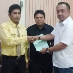 Tim Kuasa Hukum Menik, Sugeng Hariyanto, S.H. dan Nanang Slamet, S.H, menerima sertifikat atas nama Musa Atim dari Kepala Bulog Banyuwangi David Susanto.