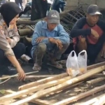 Kasat Binmas Polres Pasuruan, Iptu Sunarti, saat meninjau pelaksanaan renovasi mushola di Dusun Klompang, Kecamatan Kejayan.