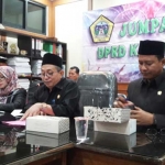 Ketua DPRD Gresik Abdul Hamid didampingi dua wakil ketua Solihudin dan Nur Saidah saat memberikan keterangan pers. foto: syuhud/ bangsaonline