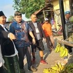 Kiai Asep didampingi tim pemenangan kampanye simpatik di Pasar Gedeg