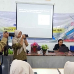 Siswa dari jurusan DKV atau Desain Komunikasi Visual SMK Pemuda Krian saat mengikuti praktik pembuatan film.