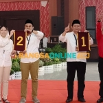 Dua Paslon peserta Pilwali Blitar 2024 setelah mendapat nomor dari KPU Kota Blitar. Foto: Akina/BANGSAONLINE