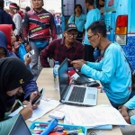 Petugas dari Dispendukcapil Kota Kediri saat melayani warga yang hendak mengurus dokumen kependudukan. Foto: Ist