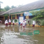 Sekolah SD Pucangarum 1, Kecamatan Baureno tampak halamannya masih penuh air. UAS di sekolah ini terpaksa ditunda karena harus bersih-bersih ruangan dahulu. foto: EKY NURHADI/ BANGSAONLINE