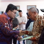 Bupati Kediri Hanindhito Himawan Pramana saat menyerahkan sertifikat kepada salah seorang warga. Foto: Ist.