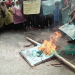 Aksi massa membakar belut di depan kantor Kejari Blitar. foto: AKINA/ BANGSAONLINE