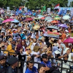 Massa membludak dalam kampanye akbar Gus Barra-Rizal bersama Khofifah Indar Parawansa di lapangan Lebak Sono Kecamatan Pungging Mojokerto, Ahad (17/11/2024). Foto: MMA/bangsaonline