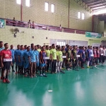 Para peserta turnamen futsal HPN PWI Tuban saat mengikuti pembukaan.