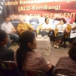 Prof Haryono dan Eva Kusuma Sundari bersama puluhan alumni Unair mendeklarasikan dukungan kepada pasangan Jokowi-JK di Surabaya, Selasa (10/6). foto:didi rosadi/bangsaonline