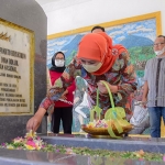 Gubernur Jawa Timur, Khofifah Indar Parawansa, saat ziarah ke Makam Tuanku Imam Bonjol.