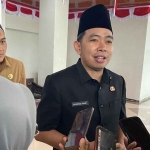 Bupati Jember saat diwawancarai awak media.