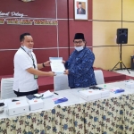 Direktur Pupuk dan Pestisida Kementerian Pertanian, Muh. Hatta menyerahkan berita acara kesepakatan penyaluran pupuk secara simbolis kepada Ketua Komisi II DPRD Kabupaten Pasuruan, Joko Cahyono.