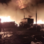 Sebuah gudang pengolahan limbah minyak kelapa sawit di kawasan Lingkar Timur, Desa Wadungasih, Kecamatan Buduran, Sidoarjo terbakar. 