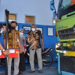 Kepala Dishub Kota Mojokerto, Endri Agus (tengah), ketika memantau proses uji Kir armada angkutan barang. Foto: YUDI EKO PURNOMO/BANGSAONLINE