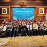 
Gubernur Jawa Timur Khofifah Indar Parawansa foto bersama peserta STQHN XXVII (foto: devi fitri afriyanti/BANGSAONLINE.com)