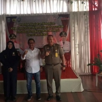 Satpol PP Kabupaten Malang saat menggelar sosialisasi peredaran rokok ilegal.