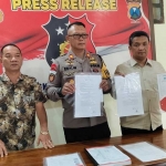 Konferensi pers terkait kasus penipuan di Mapolsek Jombang Kota.