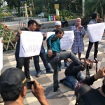 Aksi teatrikal saat aksi solidaritas terhadap Oryza di depan Gedung Negara Grahadi. foto: DIDI ROSADI/ BANGSAONLINE 