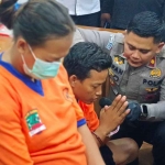 Pasangan suami istri yang ditangkap polisi atas kasus pencurian sepeda motor di Surabaya.