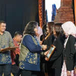 Pj Wali Kota Kediri Zanariah didampingi Kepala Dinas Koperasi dan UMTK Kota Kediri, Bambang Priyambodo, saat memberikan penghargaan kepada Lembaga Pelatihan Kerja (LPK) Kota Kediri