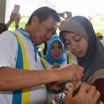 Bupati Tuban, Fathul Huda saat memberikan vaksinisasi polio pada salah satu balita. foto: suwandi/ BANGSAONLINE