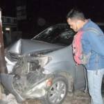 Kondisi mobil korban pelemparan batu di Sarirogo usai menabrak tiang JPU. Korban meninggal dunia.