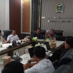 Rapat yang digelar Komisi I dan III DPRD Kabupaten Pasuruan terkait kabel semrawut.