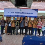 Andi Fajar Yulianto (tujuh dari kiri) bersama Muhammad Rum Pramudya dan tim Klinik Konsultasi Hukum. Foto: Ist