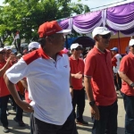 Suasana gerak jalan Balongpanggang-Gresik. foto: SYUHUD/ BANGSAONLINE