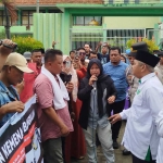 Aksi keluarga korban pencabulan oknum lora di Kecamatan Galis, Bangkalan.