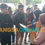 Massa aksi yang tergabung dalam HMI saat demo di DPRD Kota Probolinggo. Foto: SUGIANTO/BANGSAONLINE