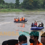 Tim SAR Gabungan saat menyisir Sungai Bengawan Solo untuk mencari korban perahu penyeberangan yang karam. foto: EKY NURHADI/ BANGSAONLINE