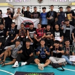 Para pendekar binaan PAC Pagar Nusa Kecamatan Kanor, Bojonegoro, foto bersama usai tampil di IBCA MMA se-Jawa Timur Piala Wali Kota Surabaya 2026.