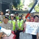 Aksi warga Kecamatan Jenu saat demo menuntut pembebasan tiga rekannya yang ditahan.