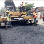 Pembangunan jalan yang dilakukan Dinas PUPR Jombang.