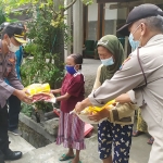 Kapolsek Ploso Kompol Paidi Sadiarto saat memberikan bantuan di Desa Pandanblole. (foto: ist)