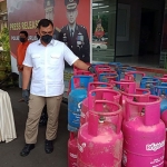 Kasatreskrim Polres Pasuruan AKP Adhi Putranto Utomo saat menunjukkan barang bukti berupa tabung LPG berukuran 12 kg dan 5,5 kg.