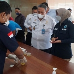 Kepala Kantor Imigrasi Kediri, Erdiansyah, dan Kepala BNNK Kediri, AKBP Lilik Dewi Indarwati, saat mengecek pemeriksaan urine pegawai.