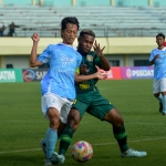 Pemain Persatu Tuban saat berupaya merebut bola yang dibawa oleh pemain Nganjuk Ladang.