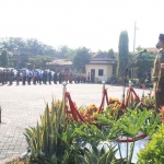 Bupati Pasuruan H. M. Irsyad Yusuf, S.E., M.M.A. Saat memimpin apel pasukan
bertempat di lapangan Apel Sarja Arya Racana Polres Pasuruan.