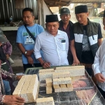 Muhammad Al Barra atau yang akrab disapa Gus Barra saat menyapa pedagang di Pasar Trawas.